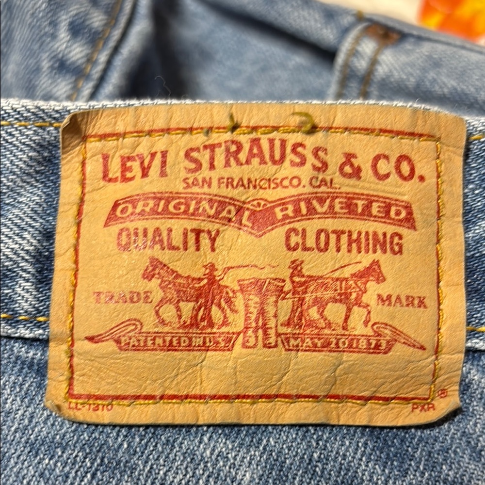 Levi's 550Relaxed Tapered 16S Blue Jeans waist 35” rise 11.5” inseam 29”